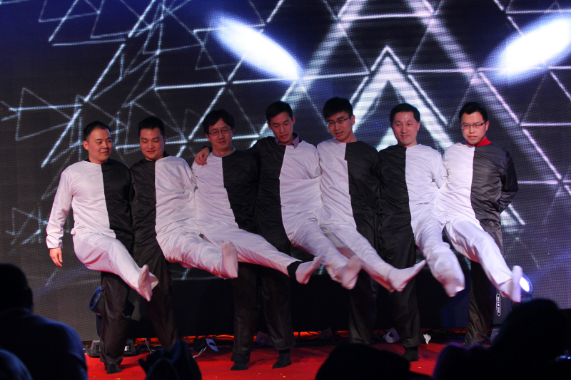 公司舉辦年終總結大會和迎新春聯歡會